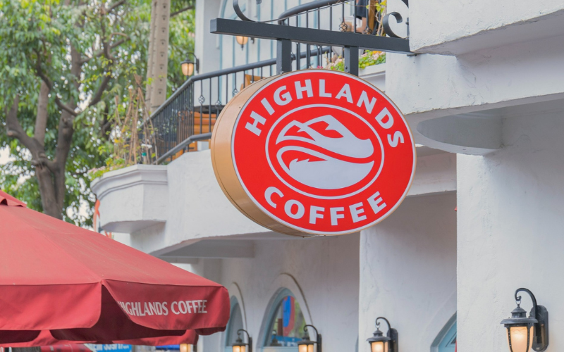 Bảng hiệu cửa hàng của thương hiệu Highland Coffee